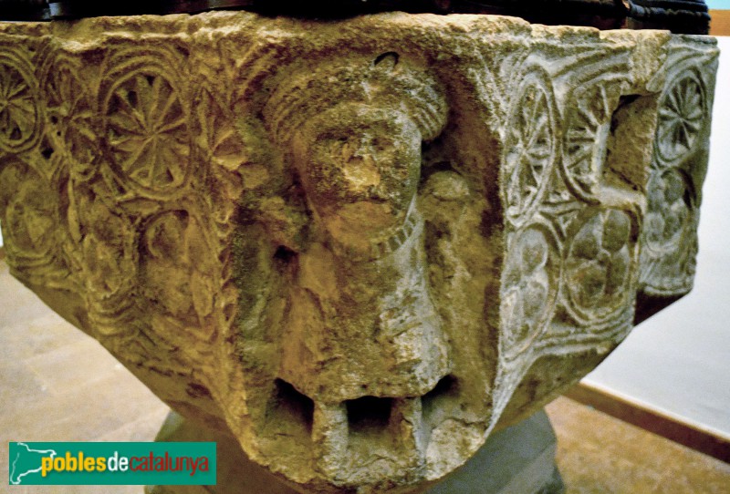 Sant Jaume dels Domenys - Pica baptismal (Foto: Àngela Llop, 2012) Sant Jaume dels Domenys - Pica baptismal