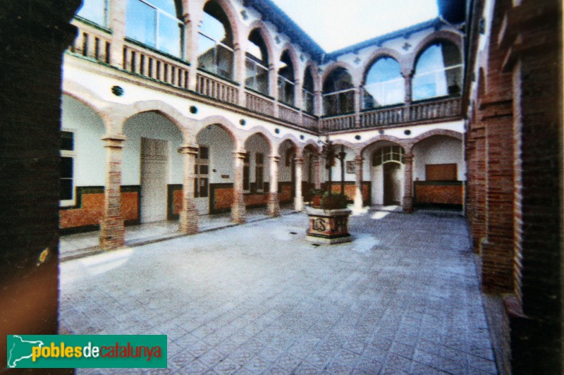 L'Arboç - Hospital de Sant Antoni, claustre (Foto: cartell municipal) L'Arboç - Hospital de Sant Antoni, claustre