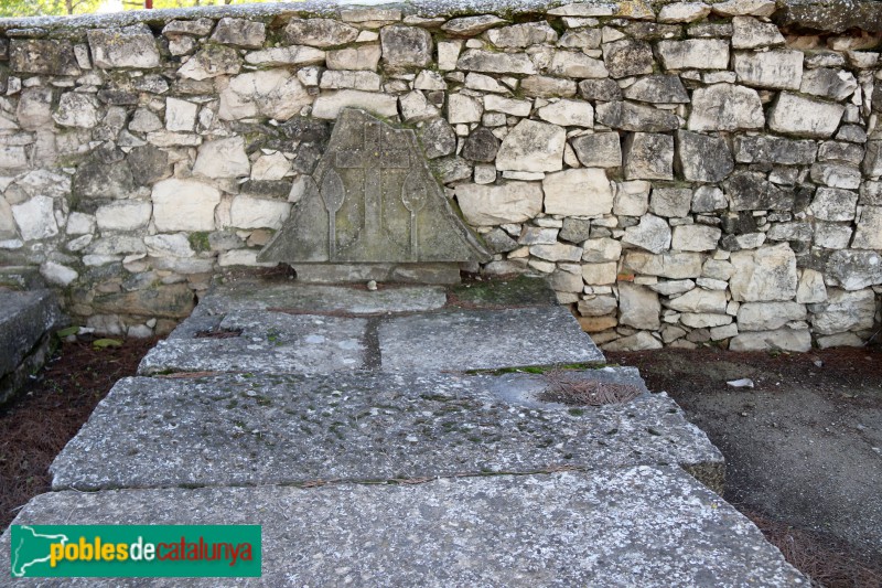 Belianes - Antic fossar parroquial, làpida antiga (Foto: Albert Esteves, 2018) Belianes - Antic fossar parroquial, làpida antiga