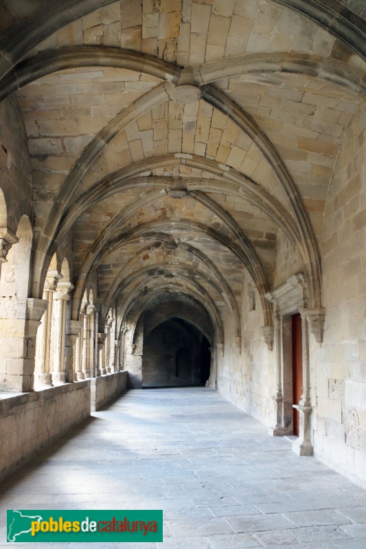 Vallbona de les Monges - Claustre del monestir. Galeria oest (Foto: Albert Esteves, 2018) Vallbona de les Monges - Claustre del monestir. Galeria oest