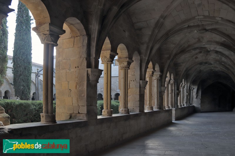 Vallbona de les Monges - Claustre del monestir. Galeria oest (Foto: Albert Esteves, 2018) Vallbona de les Monges - Claustre del monestir. Galeria oest