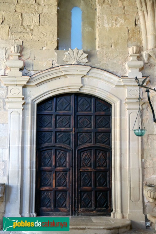 Vallbona de les Monges - Claustre del monestir, porta de l'església (Foto: Albert Esteves, 2018) Vallbona de les Monges - Claustre del monestir, porta de l'església