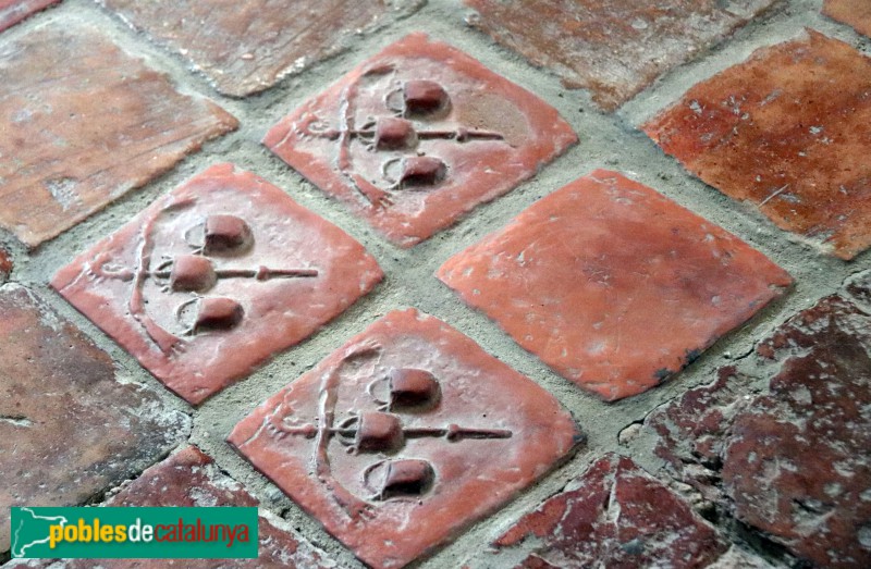 Vallbona de les Monges - Monestir de Santa Maria. Sala capitular, escuts al terra (Foto: Albert Esteves, 2018) Vallbona de les Monges - Monestir de Santa Maria. Sala capitular, escuts al terra