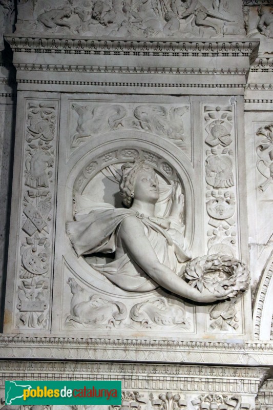 Bellpuig - Mausoleu de Ramon Folc de Cardona: figura al·legòrica (Foto: Albert Esteves, 2018) Bellpuig - Mausoleu de Ramon Folc de Cardona: figura al·legòrica