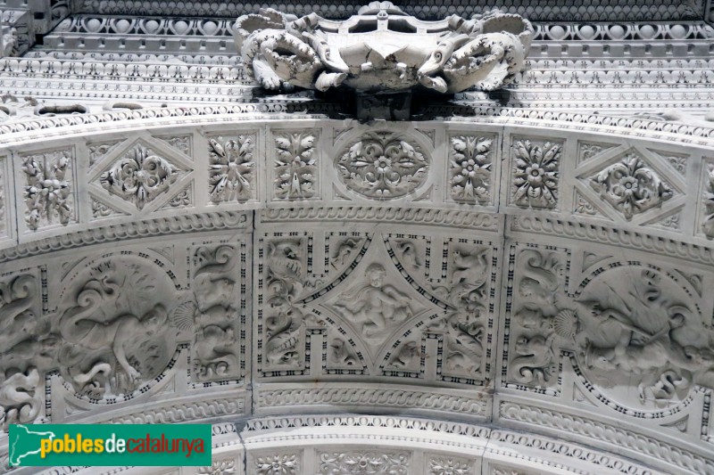 Bellpuig - Mausoleu de Ramon Folc de Cardona: decoració de l'intradós (Foto: Albert Esteves, 2018) Bellpuig - Mausoleu de Ramon Folc de Cardona: decoració de l'intradós