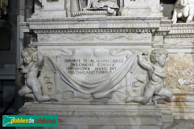 Bellpuig - Mausoleu de Ramon Folc de Cardona: lateral del basament (Foto: Albert Esteves, 2018) Bellpuig - Mausoleu de Ramon Folc de Cardona: lateral del basament