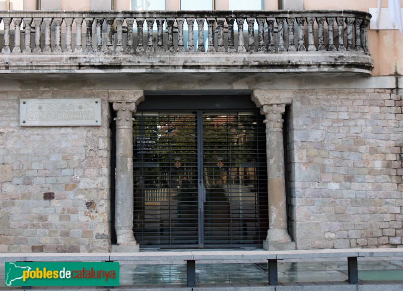 Cornellà de Llobregat - Capitells de l'Ajuntament (Foto: Albert Esteves, 2018) Cornellà de Llobregat - Capitells de l'Ajuntament