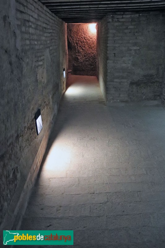 Agramunt - Refugi antiaeri sota l'església (Foto: Albert Esteves, 2018) Agramunt - Refugi antiaeri sota l'església