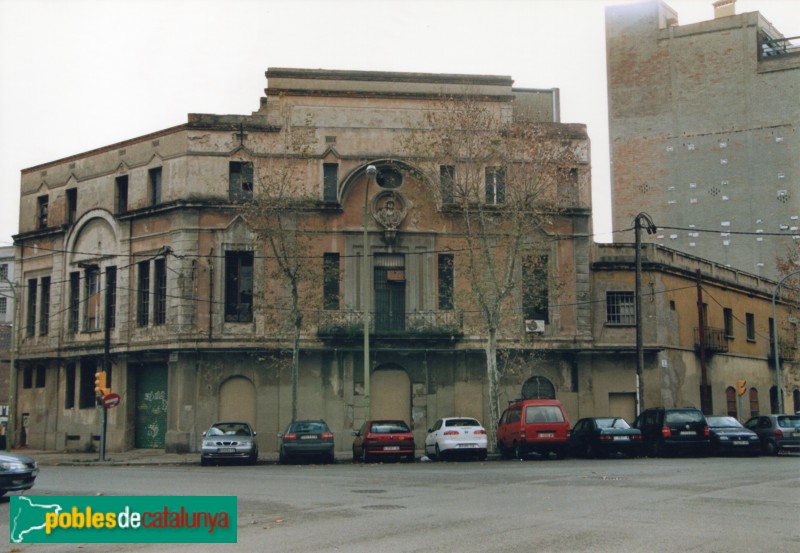 Barcelona - Edifici La República (Antic Casino Familiar), abans de la restauració (Foto: Xavier Badia) Barcelona - Edifici La República (Antic Casino Familiar), abans de la restauració