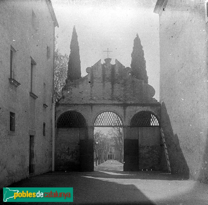 Mataró - Convent de les Caputxines (Foto: <i>Josep Salvany -Fons Salvany. Biblioteca de Catalunya-</i>, 1926) Mataró - Convent de les Caputxines