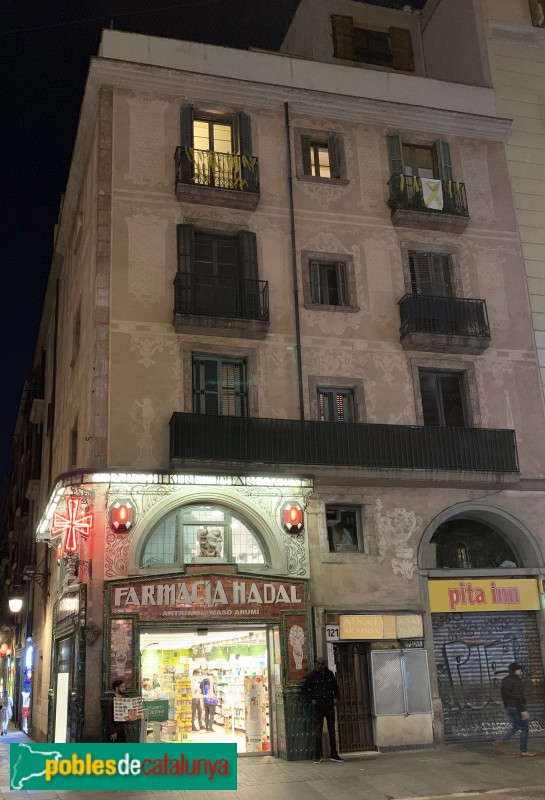 Barcelona - Farmàcia Nadal, de nit (Foto: Albert Esteves, 2019) Barcelona - Farmàcia Nadal, de nit