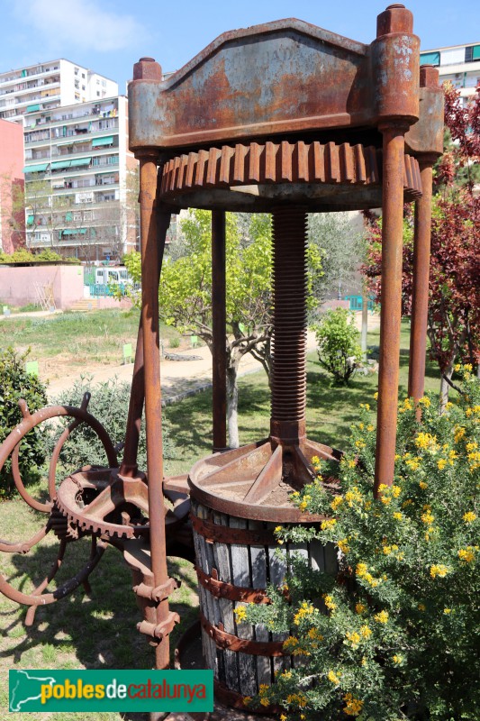 Barcelona - Can Cadena, premsa al jardí (Foto: Albert Esteves, 2019) Barcelona - Can Cadena, premsa al jardí