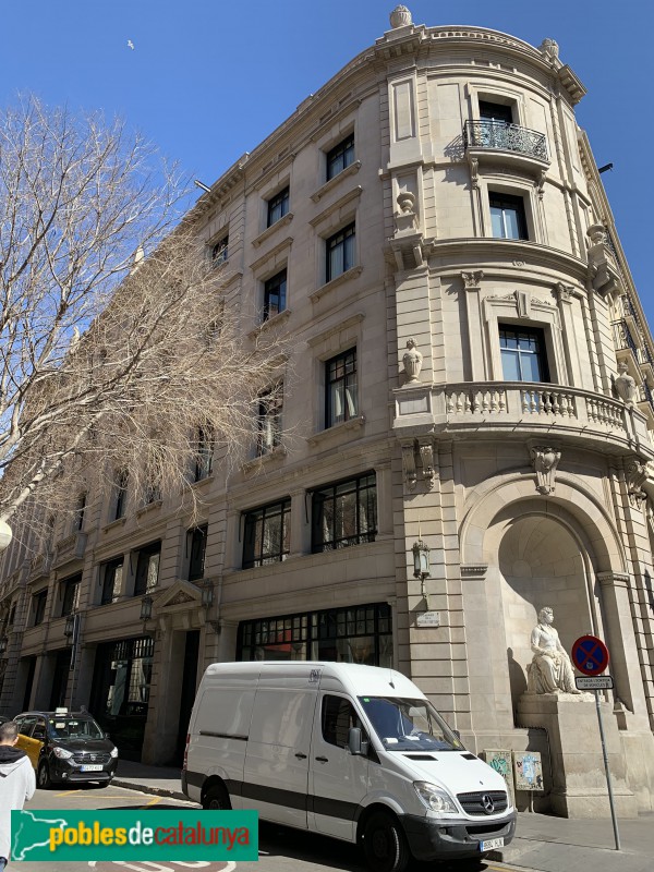 Barceloina - Tabacs de Filipines, cantonada Xuclà (Foto: Albert Esteves, 2019) Barceloina - Tabacs de Filipines, cantonada Xuclà