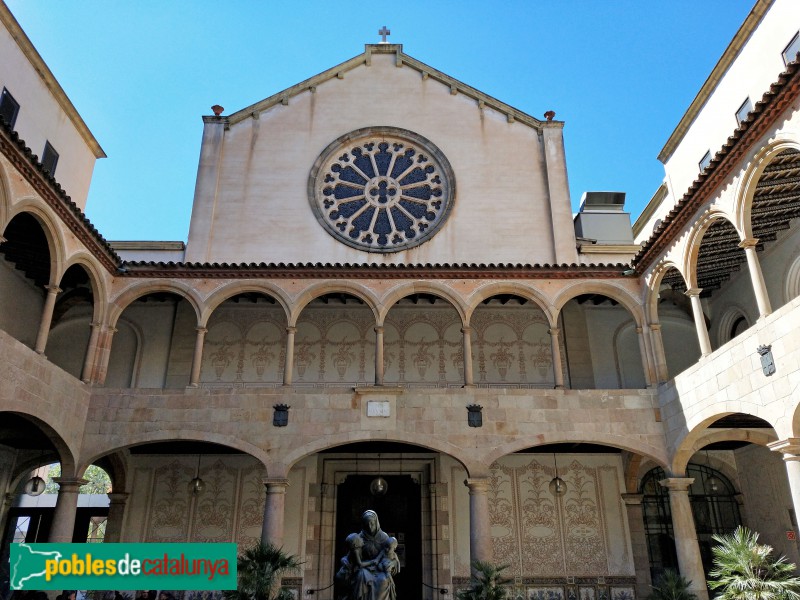 Barcelona - Església de la Santa Maria de Montalegre, façana pati Manning (Foto: Anna Corcoll, 2019) Barcelona - Església de la Santa Maria de Montalegre, façana pati Manning