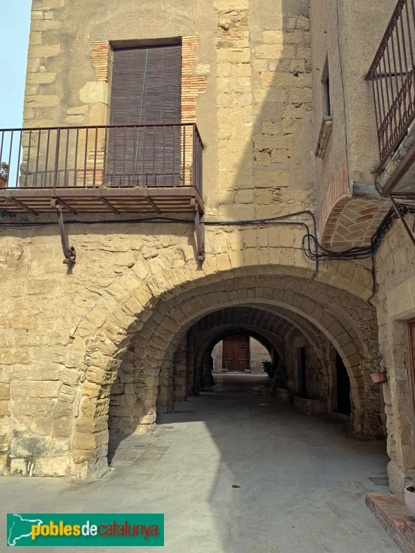 Peratallada - Plaça de les Voltes (Foto: Albert Esteves, 2019) Peratallada - Plaça de les Voltes
