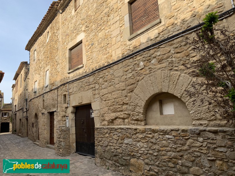 Peratallada - Carrer Major (Foto: Albert Esteves, 2019) Peratallada - Carrer Major