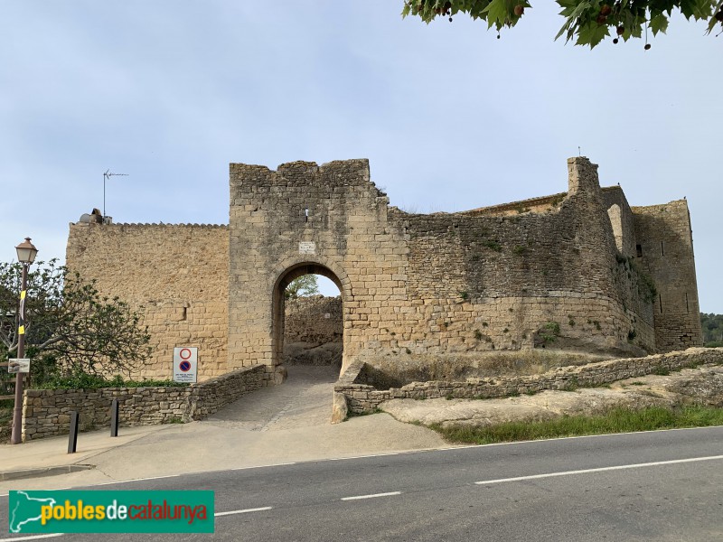 Peratallada - Portal de la Verge i pont del Fossat (Foto: Albert Esteves, 2019) Peratallada - Portal de la Verge i pont del Fossat