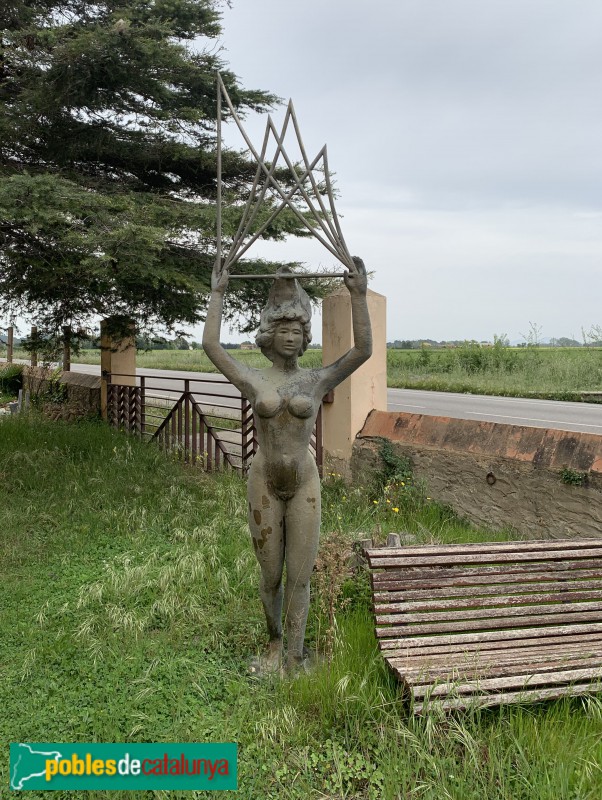 La Bisbal d'Empordà - Molí de la Torre, escultura de Joan Abras (Foto: Albert Esteves, 2019) La Bisbal d'Empordà - Molí de la Torre, escultura de Joan Abras