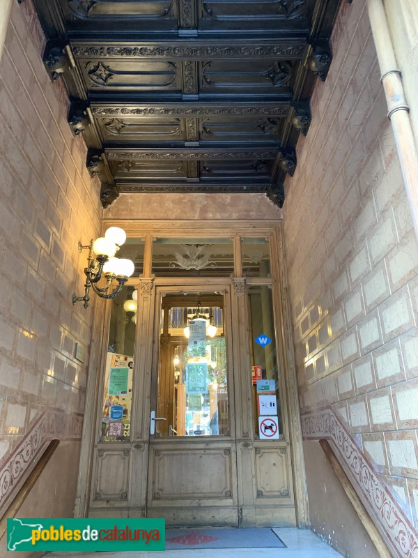 Barcelona - Can Deu. Interior. Vitrall amb Hermes (Foto: Albert Esteves, 2019) Barcelona - Can Deu. Interior. Vitrall amb Hermes