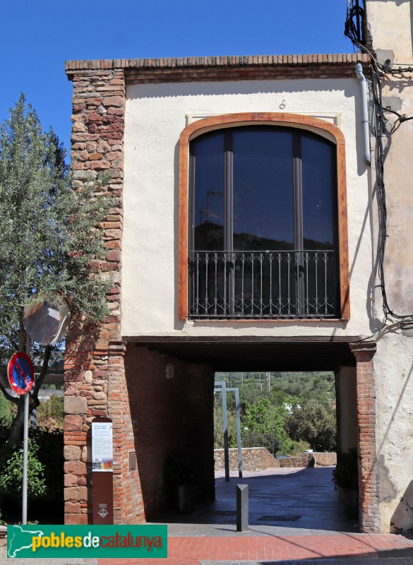Olesa de Montserrat - Portal de Santa Oliva (Foto: Albert Esteves, 2019) Olesa de Montserrat - Portal de Santa Oliva