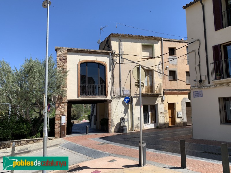 Olesa de Montserrat - Portal de Santa Oliva (Foto: Albert Esteves, 2019) Olesa de Montserrat - Portal de Santa Oliva