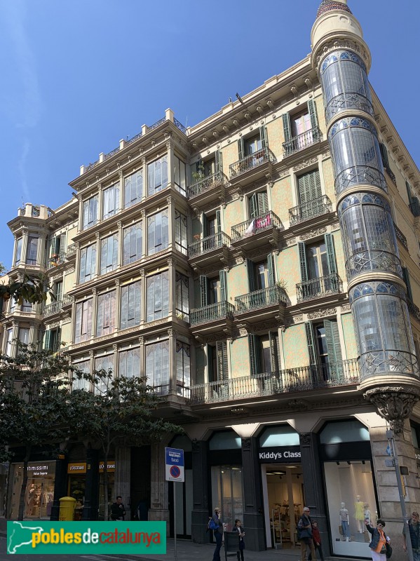 Barcelona - Gran de Gracia, 74-76 (Foto: Albert Esteves, 2019) Barcelona - Gran de Gracia, 74-76
