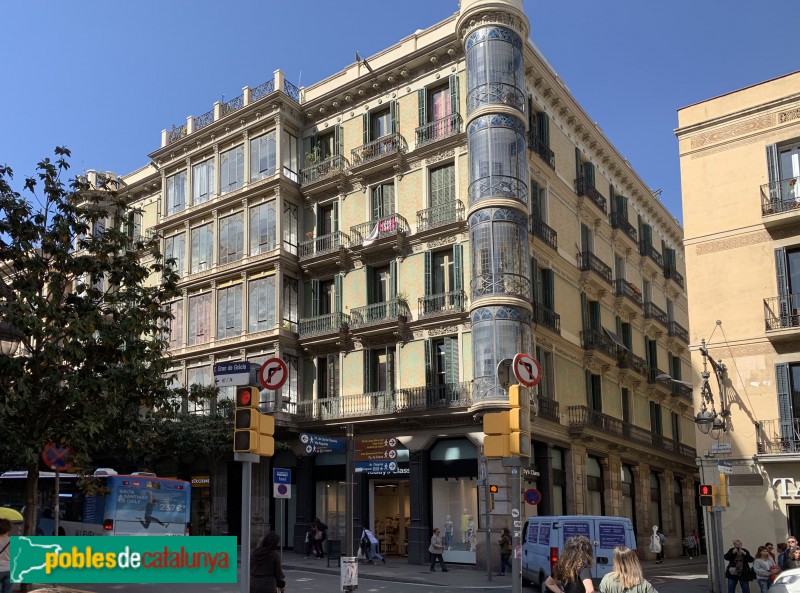 Barcelona - Gran de Gracia, 74-76 (Foto: Albert Esteves, 2019) Barcelona - Gran de Gracia, 74-76