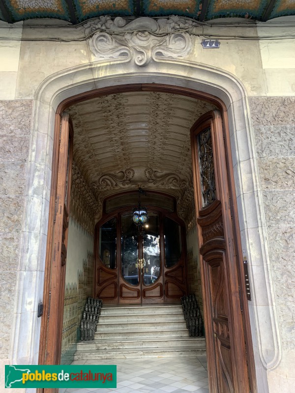 Barcelona - Gran de Gracia, 77 (Foto: Albert Esteves, 2019) Barcelona - Gran de Gracia, 77