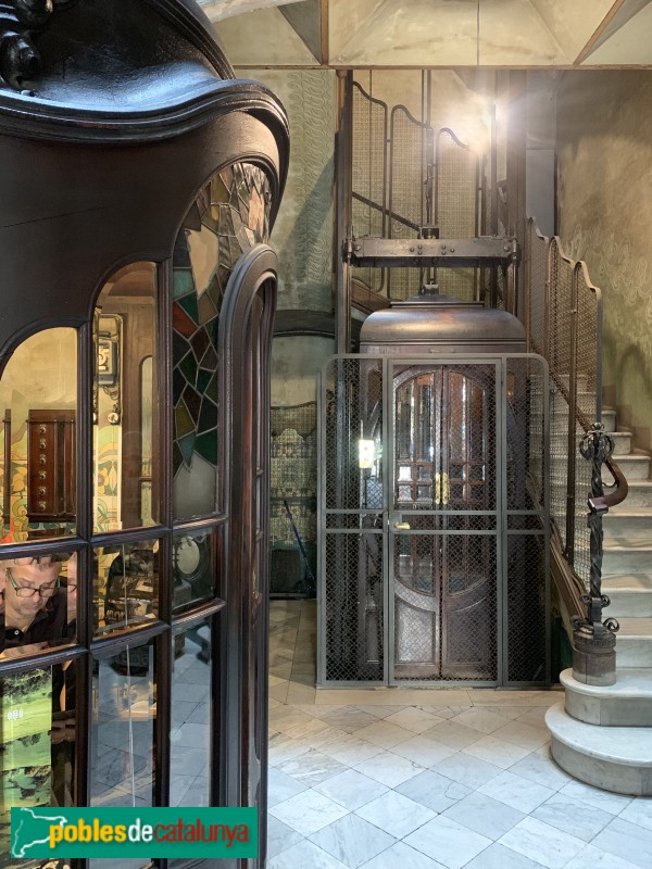 Barcelona - Gran de Gracia, 77 (Foto: Albert Esteves, 2019) Barcelona - Gran de Gracia, 77