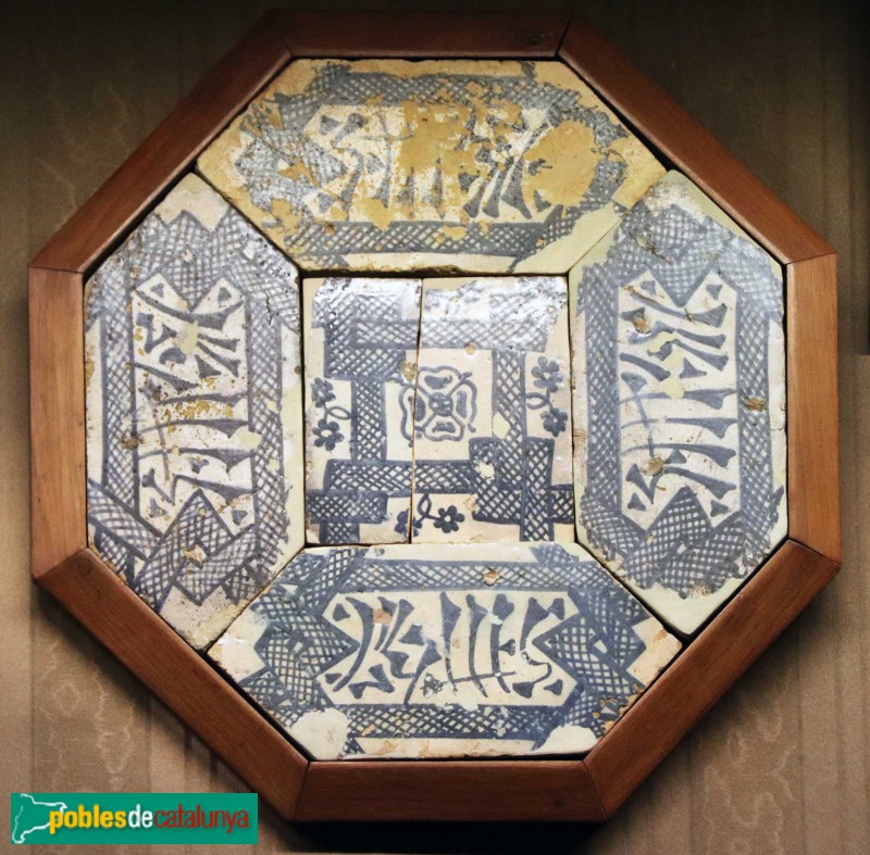 Museu de l'Enrajolada - Rajola i alfardons procedents de la Cartoixa de Montalegre (Tiana), segle XV (Foto: Albert Esteves, 2019) Museu de l'Enrajolada - Rajola i alfardons procedents de la Cartoixa de Montalegre (Tiana), segle XV