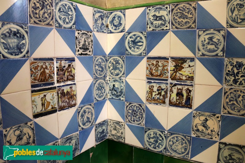 Museu de l'Enrajolada - Arrambadors de rajoles de Triana combinades amb rajoles de la vela (segle XVIII) (Foto: Albert Esteves, 2019) Museu de l'Enrajolada - Arrambadors de rajoles de Triana combinades amb rajoles de la vela (segle XVIII)