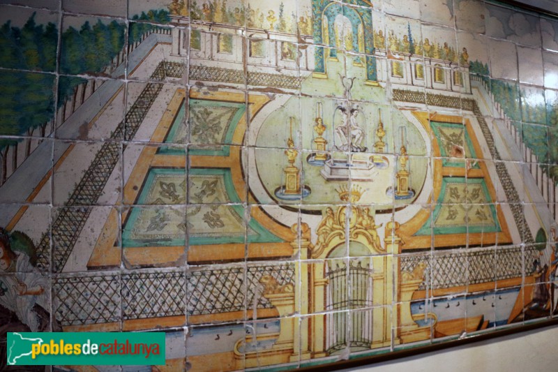 Museu de l'Enrajolada - Plafó de ceràmica valenciana del segle XVIII (Foto: Albert Esteves, 2019) Museu de l'Enrajolada - Plafó de ceràmica valenciana del segle XVIII