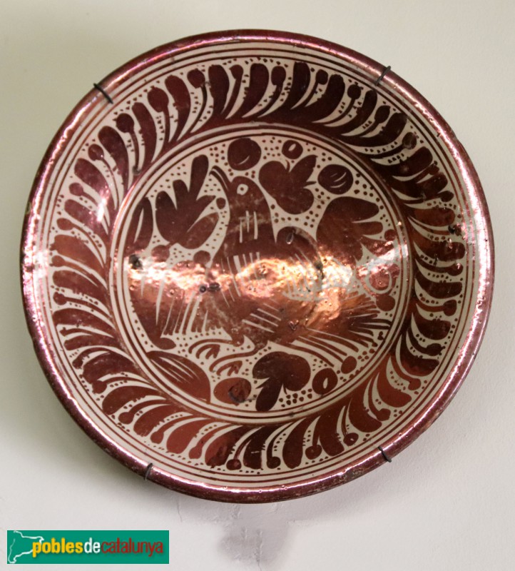 Museu de l'Enrajolada - Plat valencià de reflexos metàl·lics, amb el pardalot, segle XVIII (Foto: Albert Esteves, 2019) Museu de l'Enrajolada - Plat valencià de reflexos metàl·lics, amb el pardalot, segle XVIII