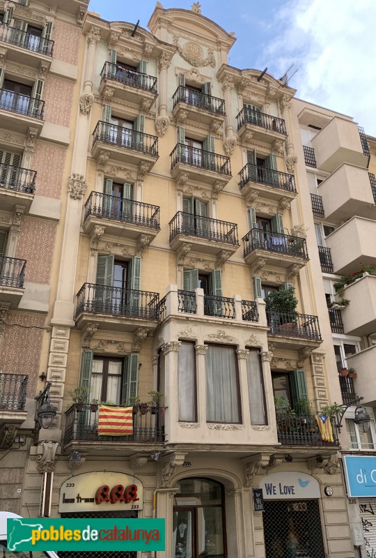 Barcelona - Gran de Gràcia, 233 (Foto: Albert Esteves, 2019) Barcelona - Gran de Gràcia, 233