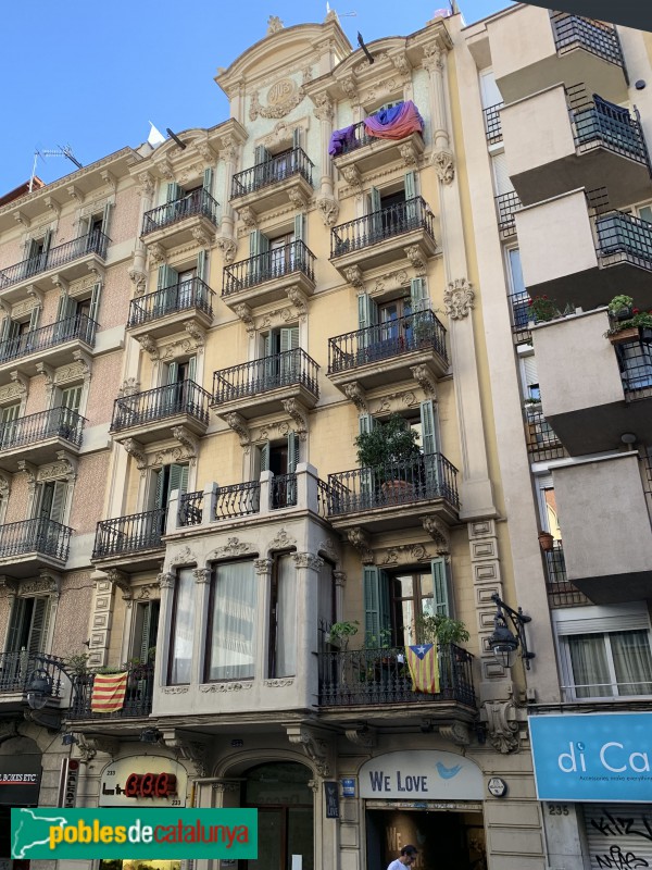 Barcelona - Gran de Gràcia, 233 (Foto: Albert Esteves, 2019) Barcelona - Gran de Gràcia, 233