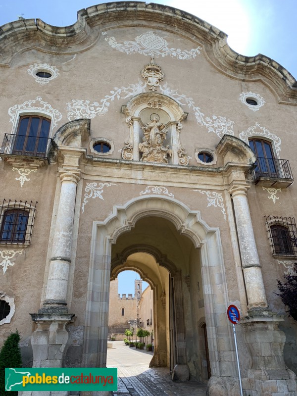 Monestir de Santes Creus - Portal de l'Assumpta, façana plaça Santa Llúcia (Foto: Albert Esteves, 2019) Monestir de Santes Creus - Portal de l'Assumpta, façana plaça Santa Llúcia