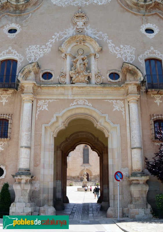 Monestir de Santes Creus - Portal de l'Assumpta, façana plaça Santa Llúcia (Foto: Albert Esteves, 2019) Monestir de Santes Creus - Portal de l'Assumpta, façana plaça Santa Llúcia
