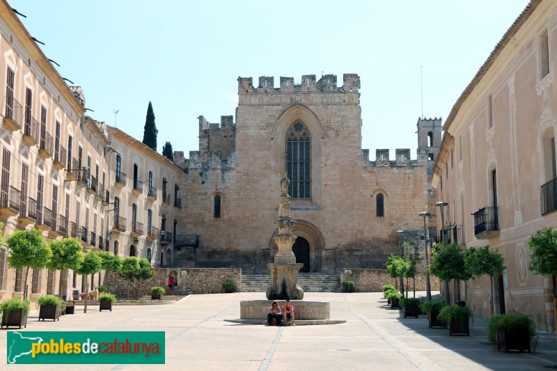 Monestir de Santes Creus - Plaça de Sant Bernat (Foto: Albert Esteves, 2019) Monestir de Santes Creus - Plaça de Sant Bernat