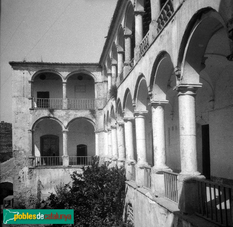 Monestir de Santes Creus - Palau de l'Abat, galeries exteriors (Foto: <i>Francesc Blasi -Arxiu fotogràfic Centre Excursionista de Catalunya-</i>, anys vint) Monestir de Santes Creus - Palau de l'Abat, galeries exteriors