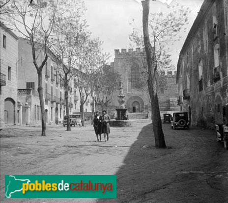 Monestir de Santes Creus - Plaça de Sant Bernat (Foto: <i>Òscar Torras -Arxiu Centre Excursionista de Catalunya-</i>, 1929) Monestir de Santes Creus - Plaça de Sant Bernat