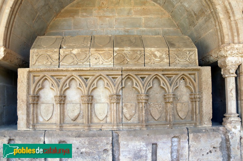 Monestir de Santes Creus - Sarcòfag de Berenguer de Puigverd, segle XIII (Foto: Albert Esteves, 2019) Monestir de Santes Creus - Sarcòfag de Berenguer de Puigverd, segle XIII