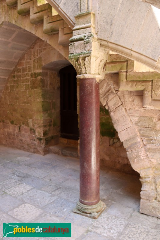 Monestir de Santes Creus - Palau Reial, columna de pòrfir (Foto: Albert Esteves, 2019) Monestir de Santes Creus - Palau Reial, columna de pòrfir