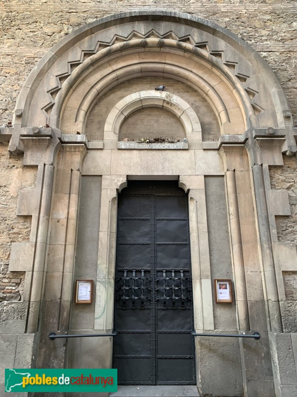 Barcelona - Sant Joan de Gràcia, porta lateral (Foto: Albert Esteves, 2019) Barcelona - Sant Joan de Gràcia, porta lateral