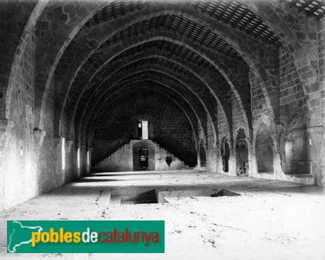 Monsetir de Santes Creus - Dormitori (Foto: <i>Ferran Damians -Arxiu Centre Excursionista de Catalunya-</i>, 1921) Monsetir de Santes Creus - Dormitori