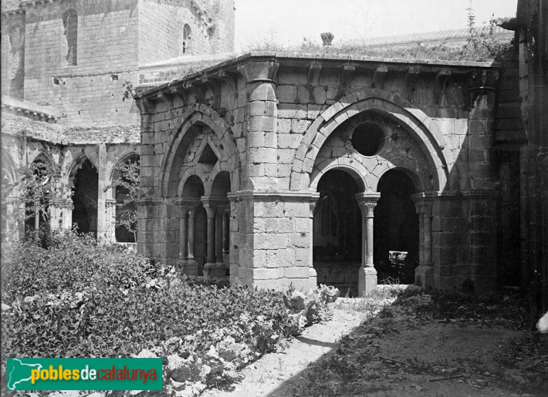 Monestir de Santes Creus - Templet del lavatori (Foto: <i>Juli Santaló -Arxiu Centre Excursionista de Catalunya-</i>, c.1900) Monestir de Santes Creus - Templet del lavatori