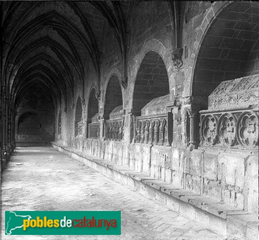 Sarcòfags al claustre de Santes Creus (Foto: <i>Rossend Flaquer -Arxiu Centre Excursionista de Catalunya-</i>, 1921) Sarcòfags al claustre de Santes Creus