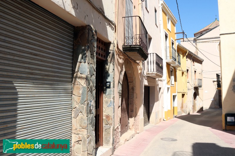 Puigpelat - Carrer Major (Foto: Albert Esteves, 2019) Puigpelat - Carrer Major