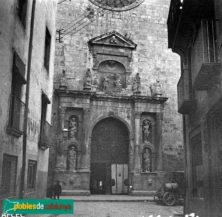 Valls - Església de Sant Joan Baptista. Portada (Foto: <i>Francesc Blasi -Arxiu fotogràfic C.E.C.-</i>, anys vint) Valls - Església de Sant Joan Baptista. Portada
