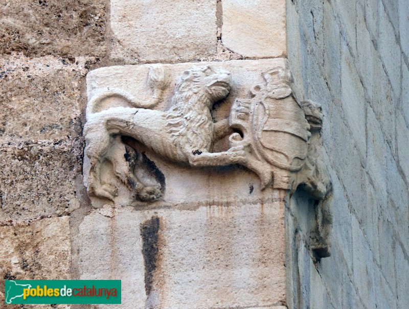 Valls - Església de Sant Joan Baptista, escut de la ciutat entre lleons (1583) (Foto: Albert Esteves, 2019) Valls - Església de Sant Joan Baptista, escut de la ciutat entre lleons (1583)