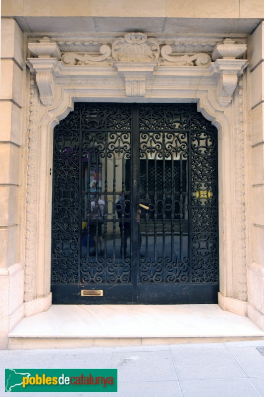 Valls - Ca Clols, porta del carrer de la Cort (Foto: Albert Esteves, 2019) Valls - Ca Clols, porta del carrer de la Cort